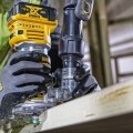 frezarka 8mm dewalt DCW604 parcuje.jpg