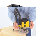 DeWalt Frezarka gornowrzecionowa 1400W DW622KT pracuje.jpg