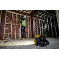 DeWalt Lampa LED 18V DCL077 pracuje 1.jpg