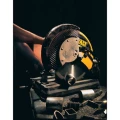DeWalt Przecinarka do metalu 355mm 2200W DW872 pracuje.jpg