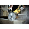 tarcza diamentowa segmentowa dewalt 230mm DT3731 pracuje.jpg
