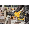 pila szablasta pilarka lisica DCS386H2T 2x5Ah powtestack DeWalt pracuje.jpg