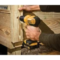 wiertarko-wkretarka DCD771D2 zoom dioda LED zestaw w walizce dewalt 2x2Ah XR 18V ladowarka dcb107 pracuje.jpg